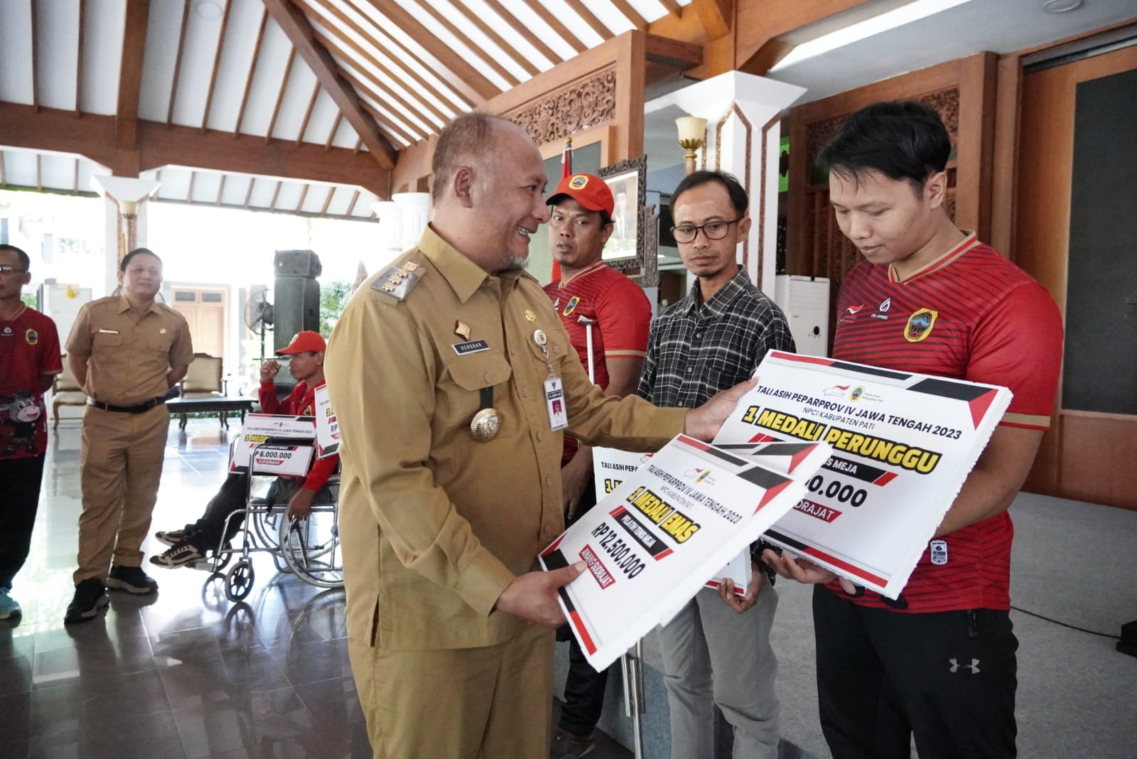 PJ Bupati Pati Serahkan Tali Asih Atlet dan Pelatih Berprestasi PEPARPROV IV Jawa Tengah 2023